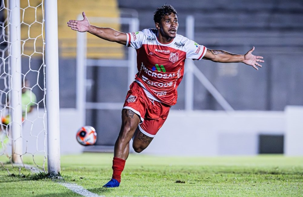 Guarani busca reforçar elenco com meia revelado por Elio Sizenando