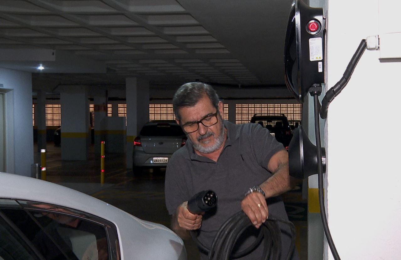 Condomínios não podem mais barrar carregador de carro elétrico em SP, mas instalação não está garantida