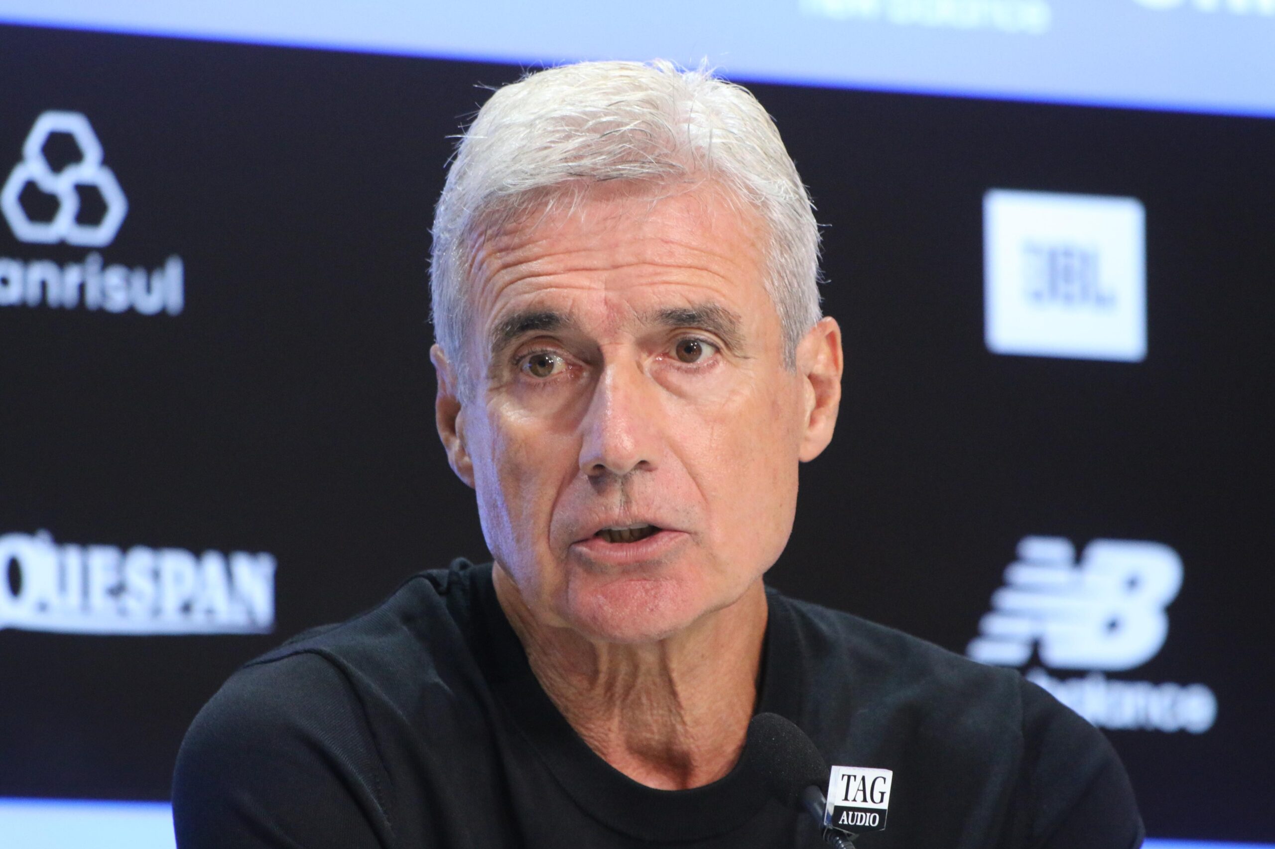 Luís Castro evita euforia no Grêmio com vantagem no Gre-Nal: “Não nos desvia do caminho”