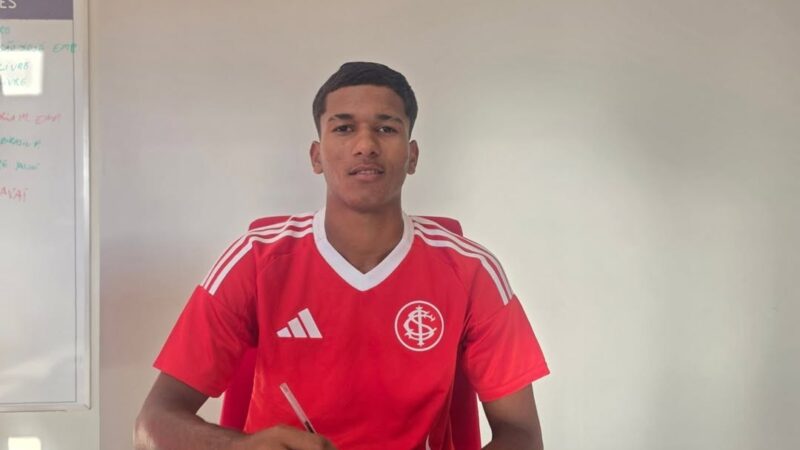Promessa do Petrolina, volante Henrique, de 16 anos, reforça a base do Internacional