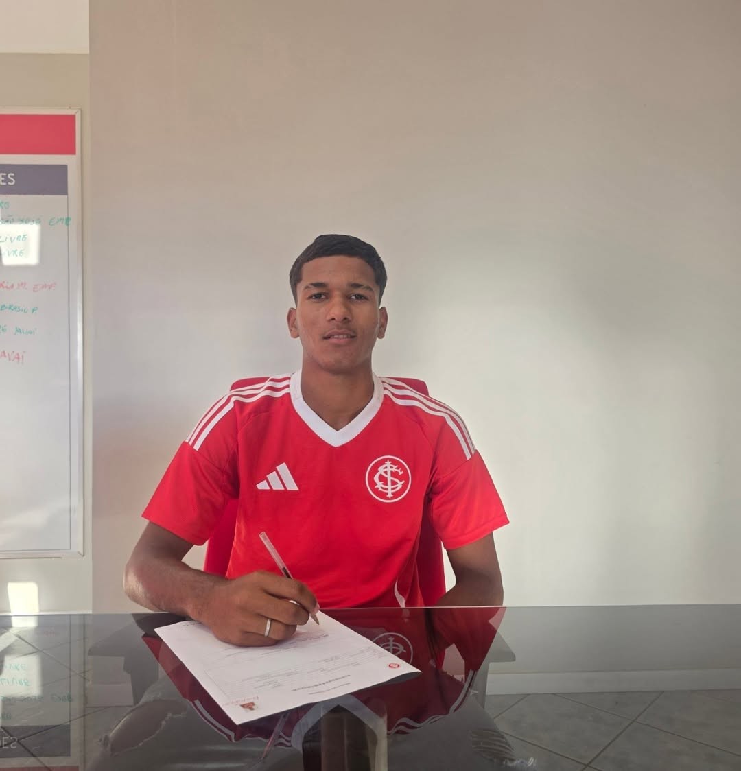 Promessa do Petrolina, volante Henrique, de 16 anos, reforça a base do Internacional