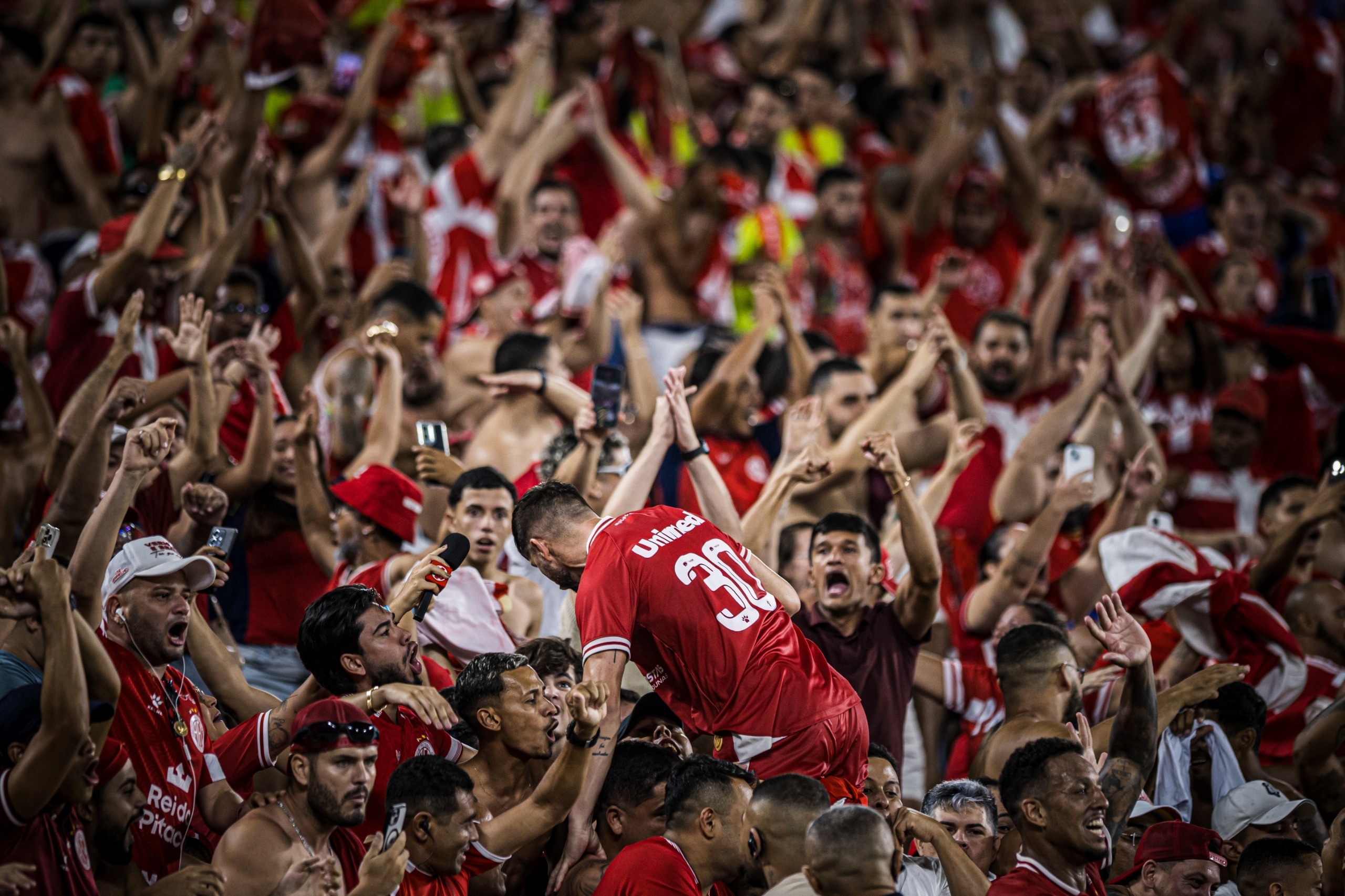 Coppetti celebra título do América-RN nos braços da torcida: “Foi especial”