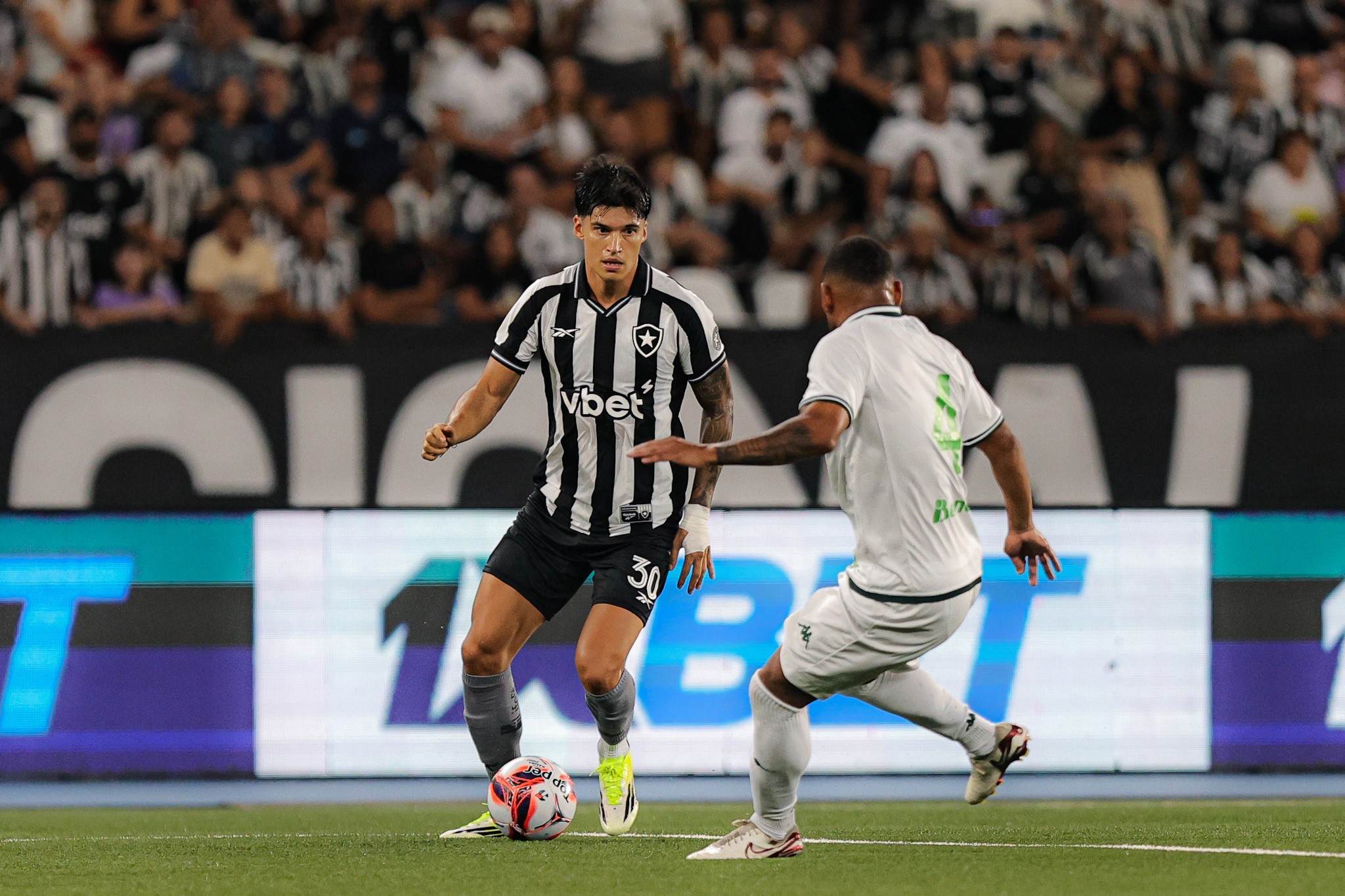Joaquín Correa é titular pela primeira vez e busca espaço no Botafogo de Anselmi