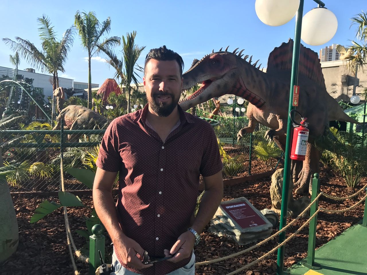 Empresas de Michel Teló e Thaís Fersoza ganham ações nos EUA contra ex-goleiro Doni