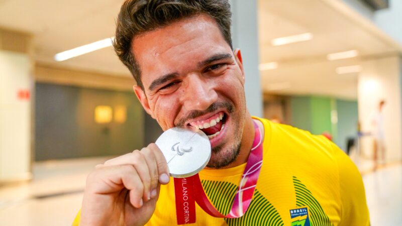 Após prata inédita em Milão-Cortina, Cristian Ribera volta ao Brasil e mira ouro em Los Angeles
