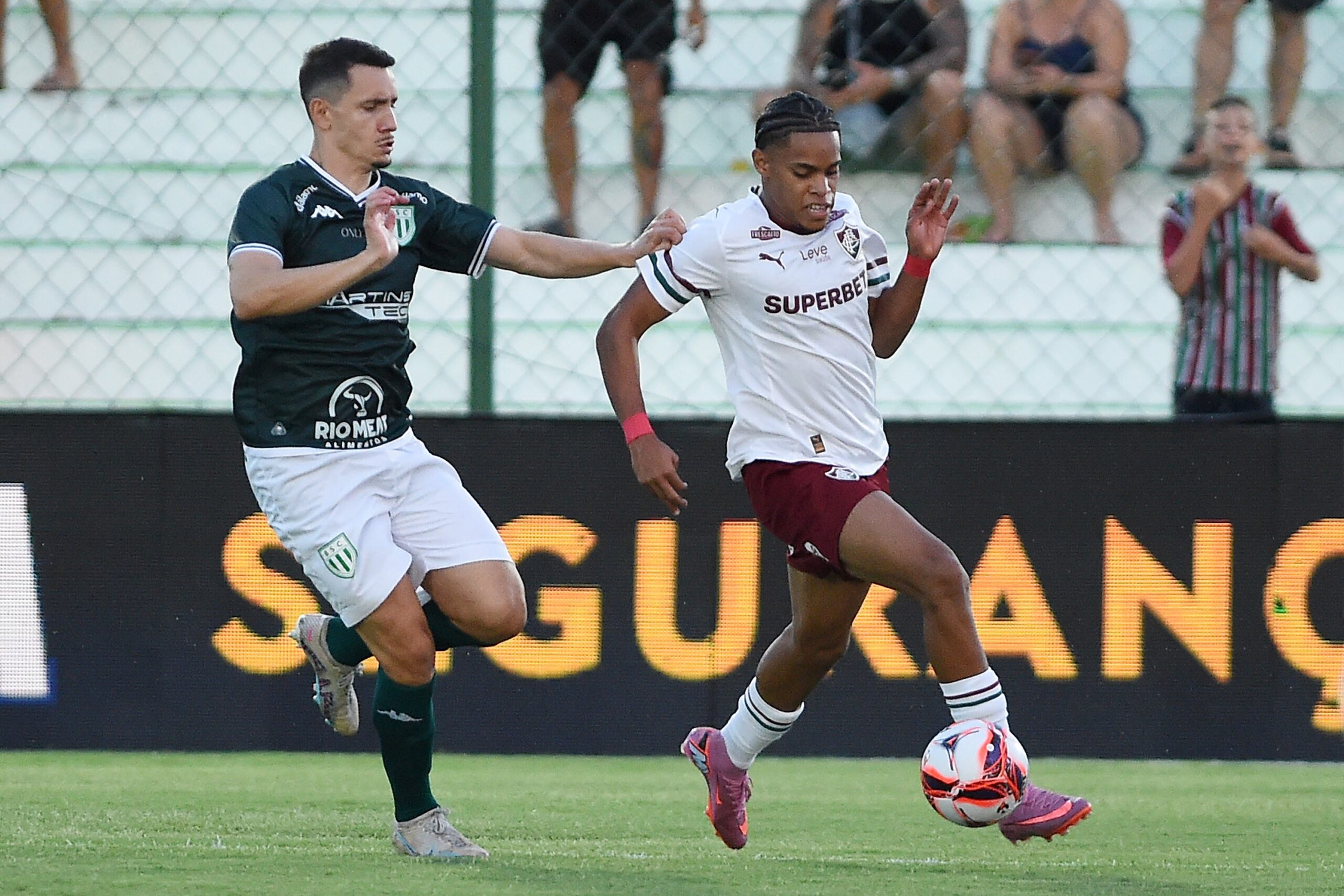 Matheus Reis rompe ligamento cruzado anterior e desfalca o Fluminense até o fim do ano