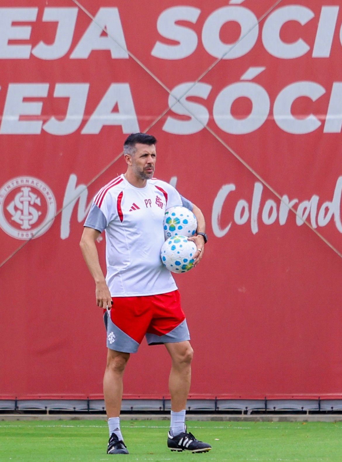 Escalação do Inter: Pezzolano encerra preparação para encarar o Atlético-MG com reforços na lateral