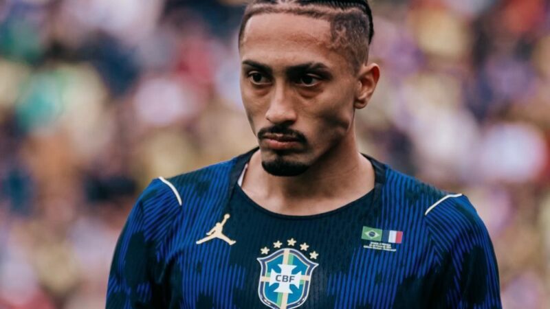 Barcelona libera, e Raphinha inicia tratamento de lesão em Porto Alegre