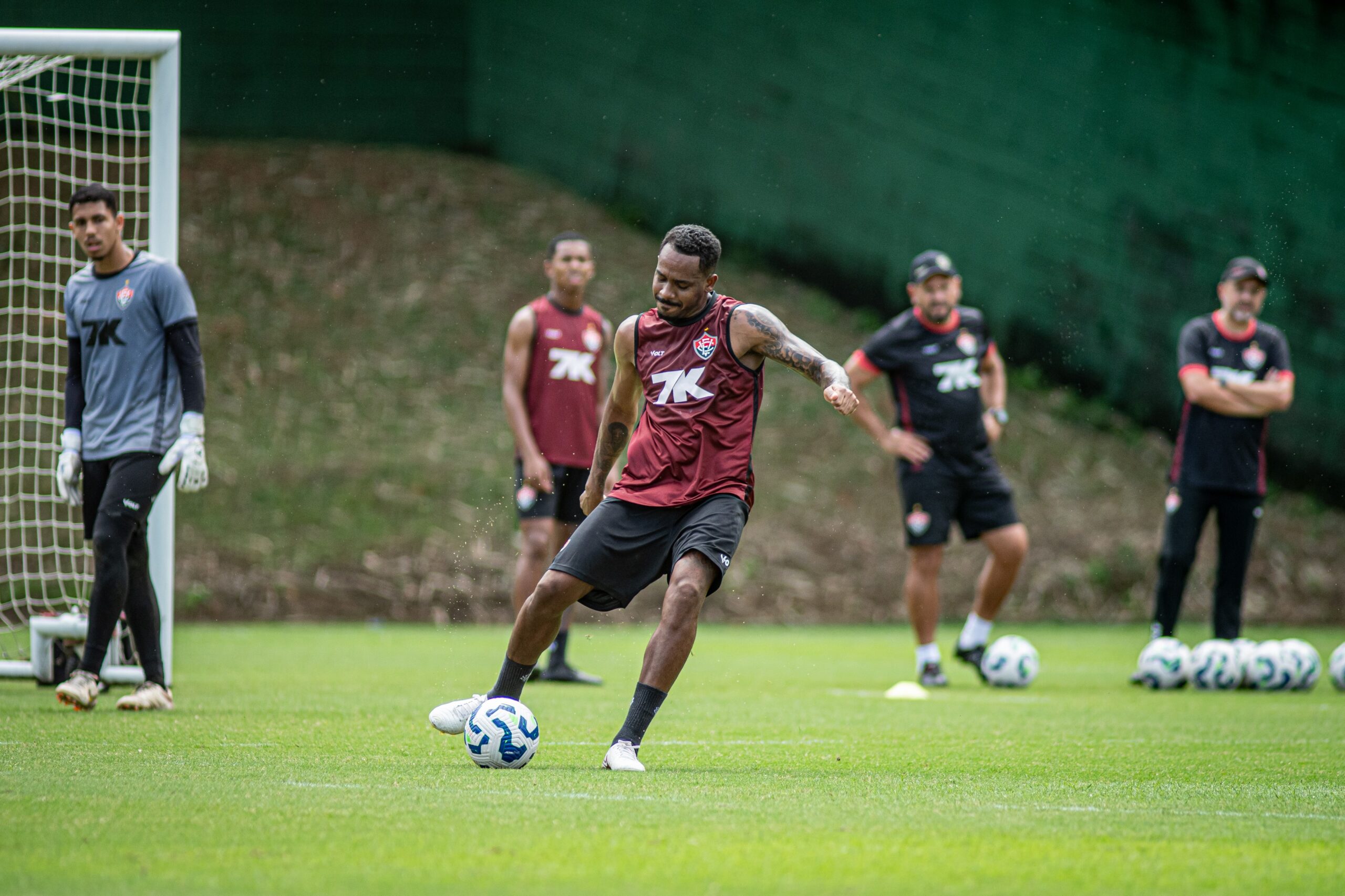 Zagueiro do Vitória, Edu rompe o tendão de Aquiles e vai passar por cirurgia