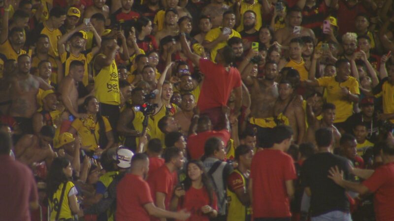 Campeão como jogador e agora como técnico do Sport, Roger Silva comemora no alambrado; vídeo