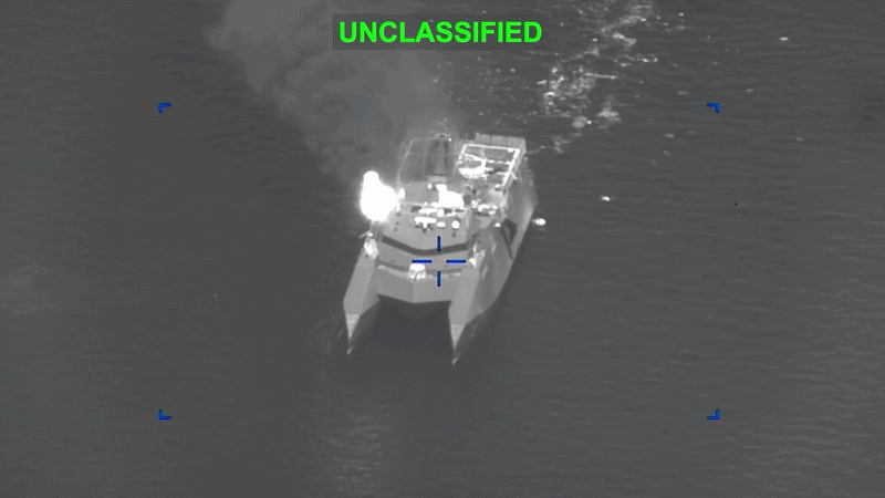 VÍDEO: EUA divulgam imagens de bombardeios a barcos do Irã em meio a ameaças sobre o Estreito de Ormuz