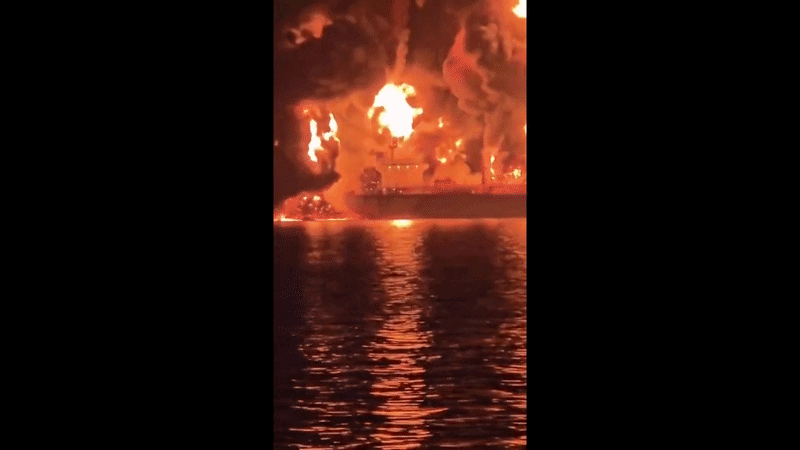 VÍDEO mostra petroleiro engolido por chamas após ataque no Iraque