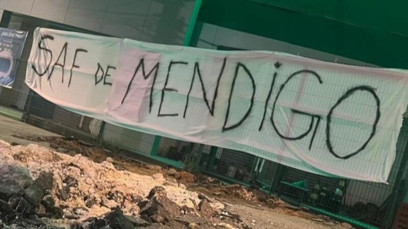 Torcedores do Coritiba protestam por mais contratações e expõem revolta com CEO: “SAF de mendigo”