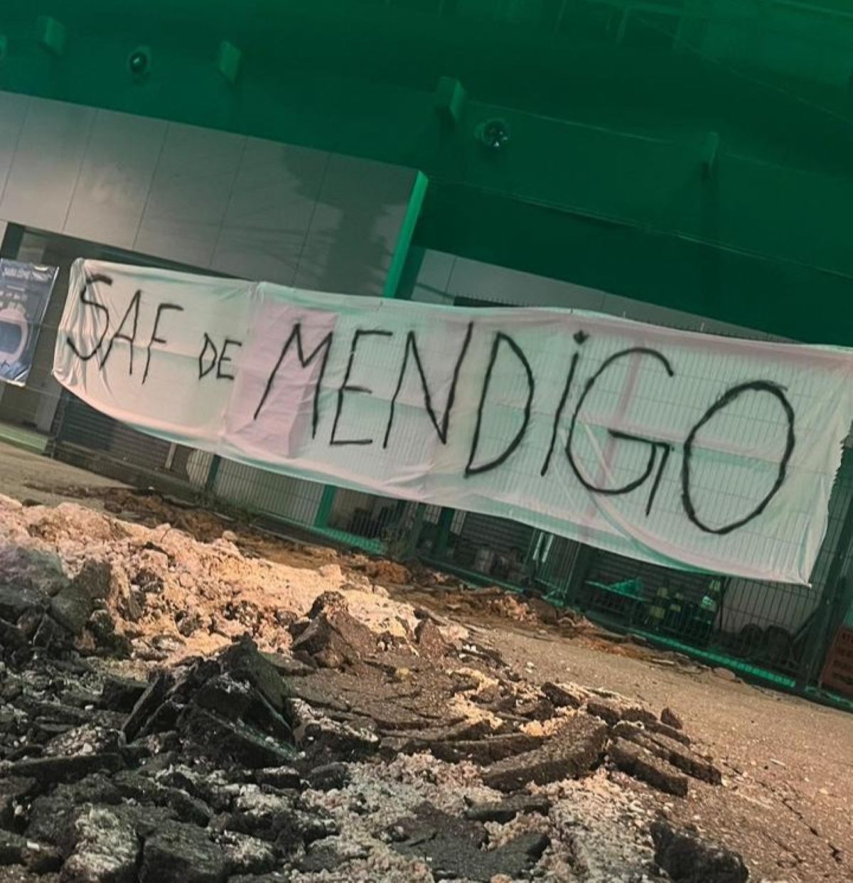 Torcedores do Coritiba protestam por mais contratações e expõem revolta com CEO: “SAF de mendigo”
