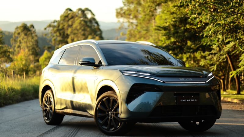 Lucro da BYD cai quase 20%, mas chinesa segue à frente da Tesla nos elétricos