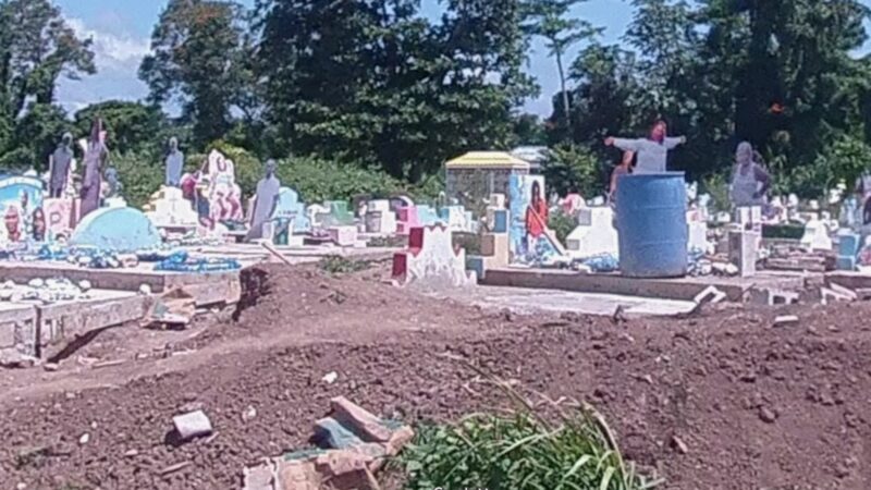 É #FATO: Cemitério na Jamaica tem ‘totens’ com fotos em tamanho real de pessoas enterradas