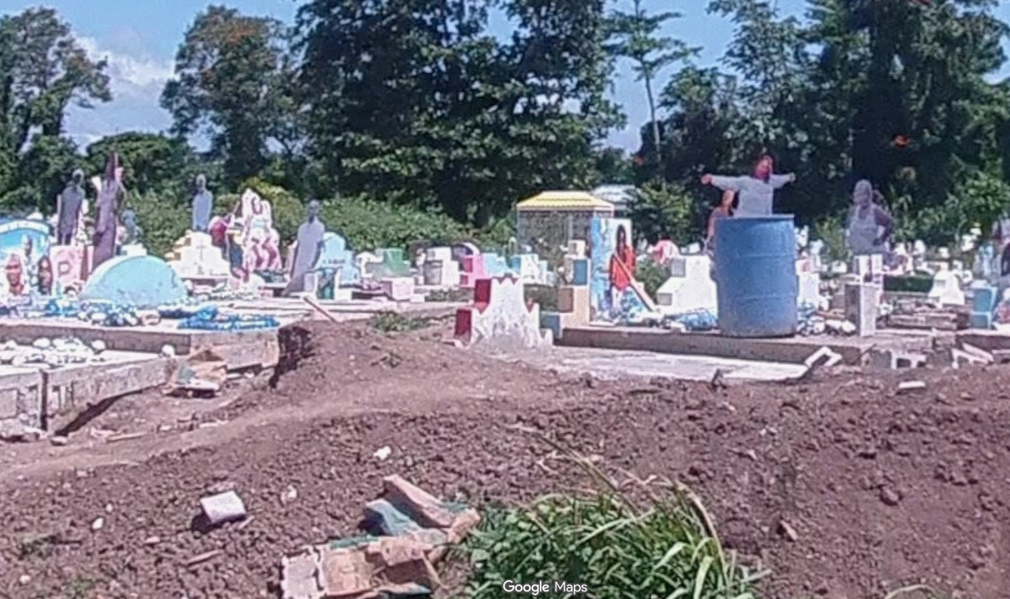 É #FATO: Cemitério na Jamaica tem ‘totens’ com fotos em tamanho real de pessoas enterradas