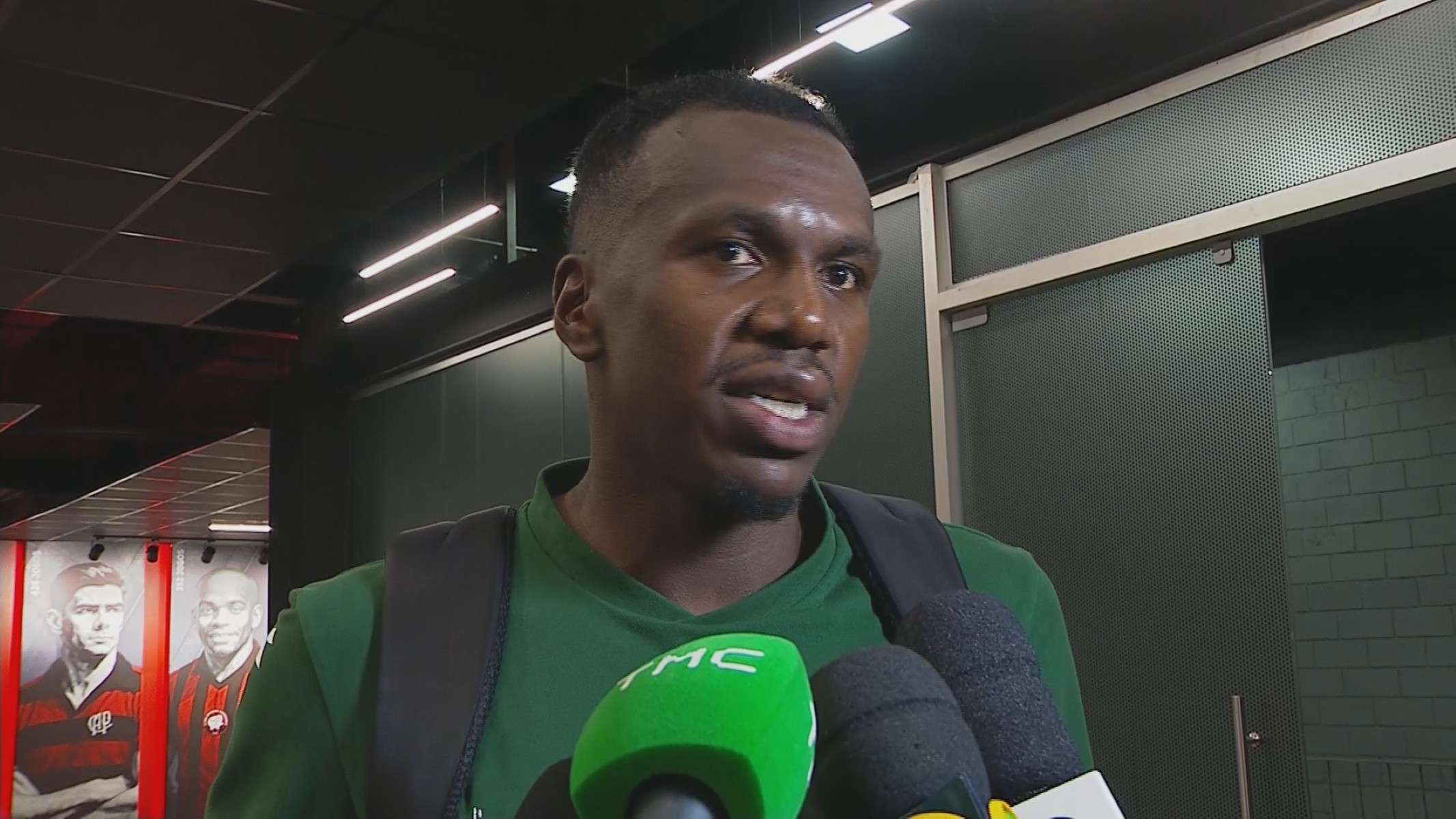 Zagueiro do Coritiba reclama de cotovelada no Athletiba e contesta VAR: “Olha uns lances, outros não”