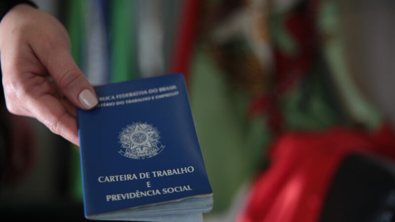 Desemprego fica em 5,8% no trimestre terminado em fevereiro, diz IBGE