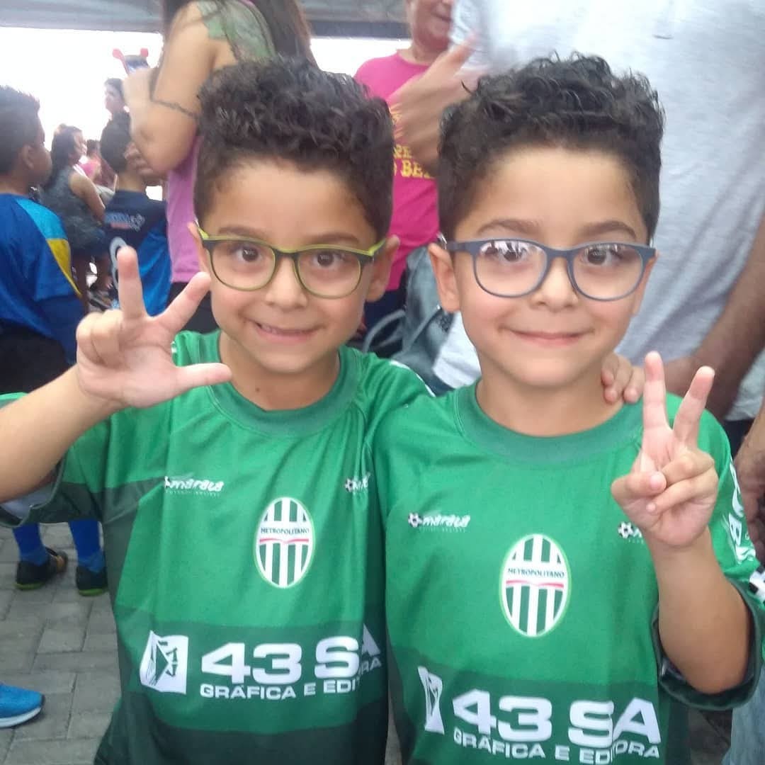 Gêmeos passam em peneira e jogarão juntos no clube do coração