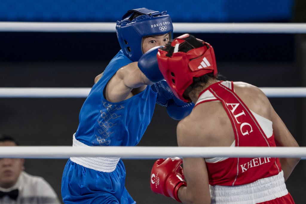 Associação Internacional de Boxe apoia COI contra mulheres trans no esporte: “Vitória do senso comum”