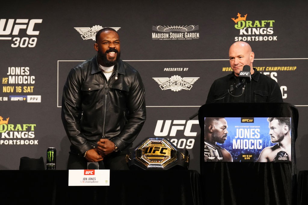 Jon Jones revela proposta recebida para lutar na Casa Branca