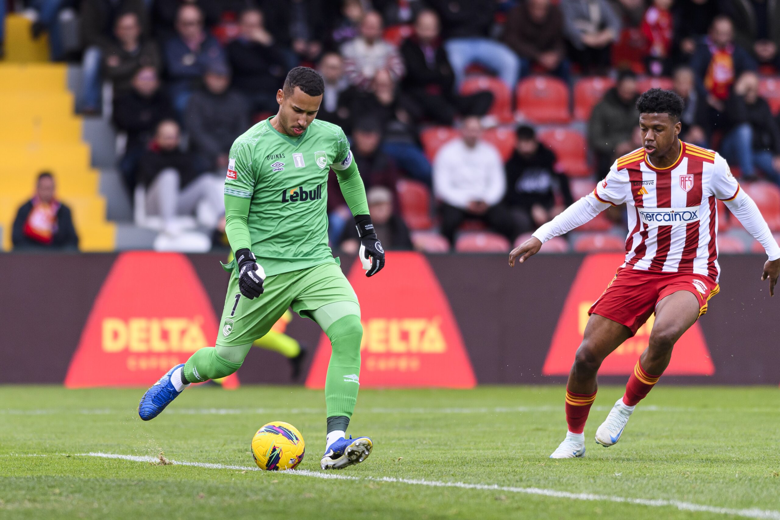 Gabriel Batista, ex-Flamengo, vibra com reação no Campeonato Português: “Oito finais pela frente”