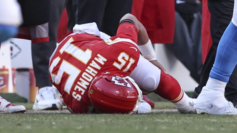 Mahomes avança em recuperação e surpreende com treino após grave lesão no joelho; veja
