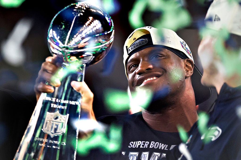 MVP do Super Bowl LX deixa os Seahawks e assina com os Chiefs