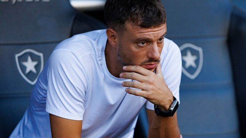 Botafogo demite técnico Martín Anselmi