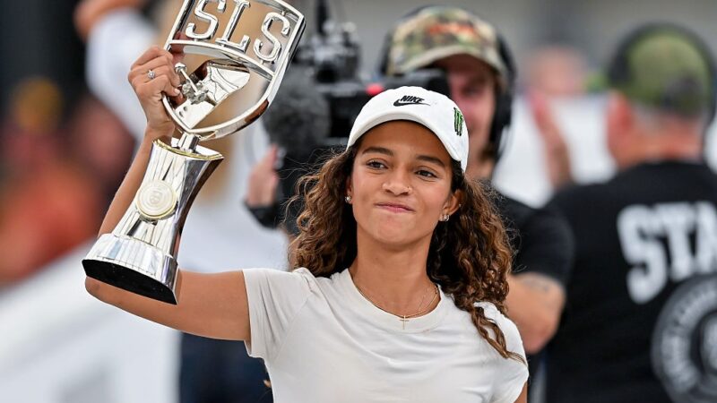 Rayssa Leal sofre torção após queda durante treino para o Mundial