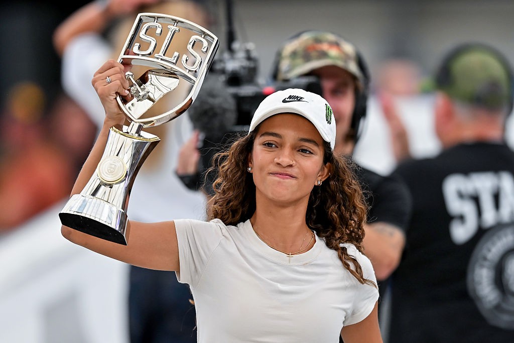 Rayssa Leal sofre torção após queda durante treino para o Mundial