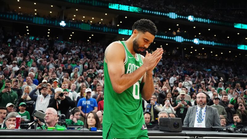 Tatum flerta com o triplo-duplo no retorno após lesão, e Doncic lidera vitória dos Lakers na NBA