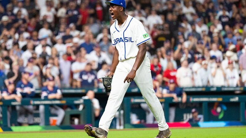 Brasileiro de 17 anos arremessa a 156 km/h e elimina astro da MLB na Copa do Mundo de beisebol