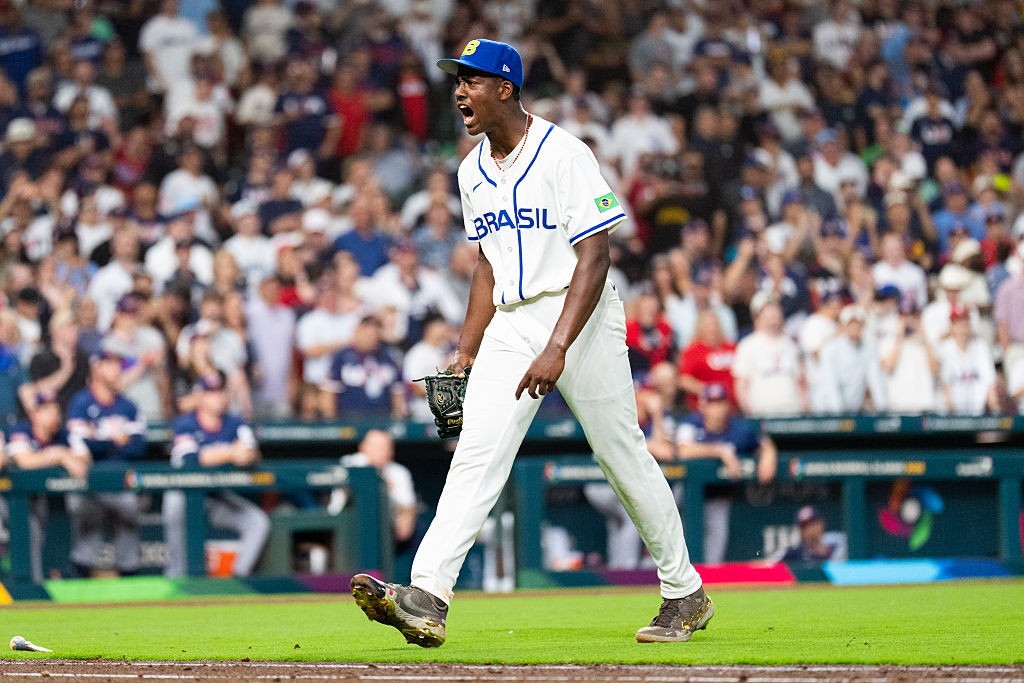 Brasileiro de 17 anos arremessa a 156 km/h e elimina astro da MLB na Copa do Mundo de beisebol