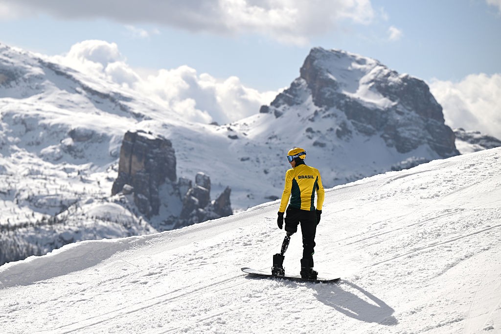 Nevasca em Cortina D’Ampezzo antecipa provas de brasileiros no snowboard slalom paralímpico