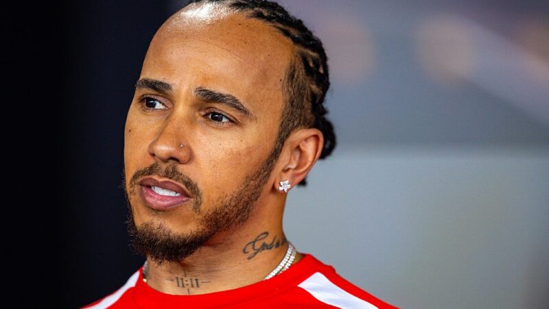 Hamilton crê que vantagem da Mercedes vem de brecha no motor: “Se for, temporada acabou”