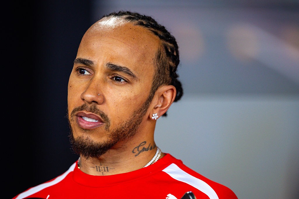 Hamilton crê que vantagem da Mercedes vem de brecha no motor: “Se for, temporada acabou”
