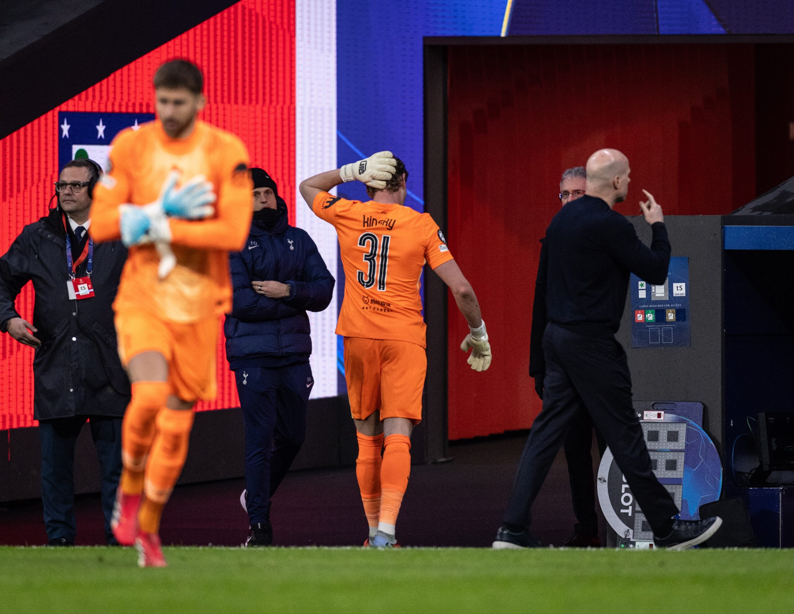 Técnico do Tottenham explica por que substituiu goleiro aos 16 minutos na Champions