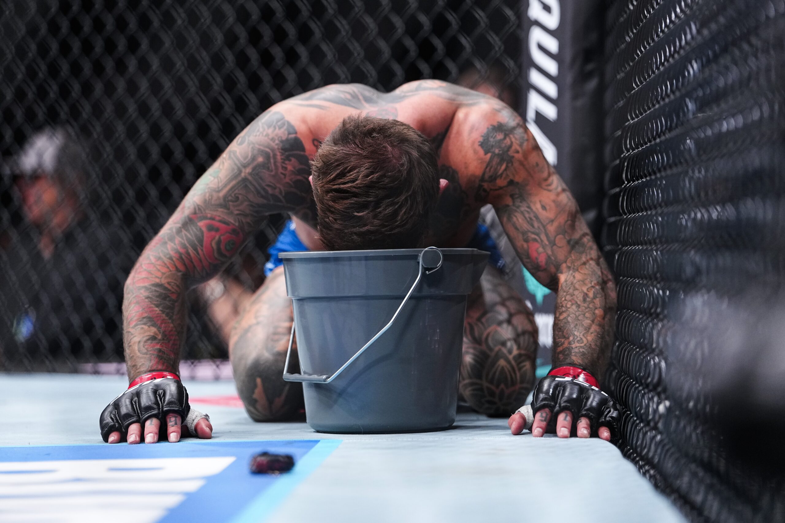 Ex-campeão do UFC vomita no octógono após sofrer golpe baixo