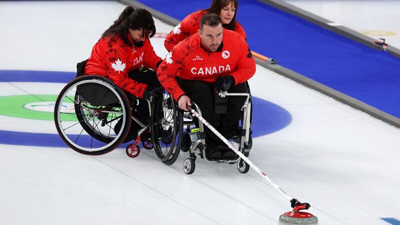 Canadense faz jogada espetacular no curling das Paralimpíadas; assista