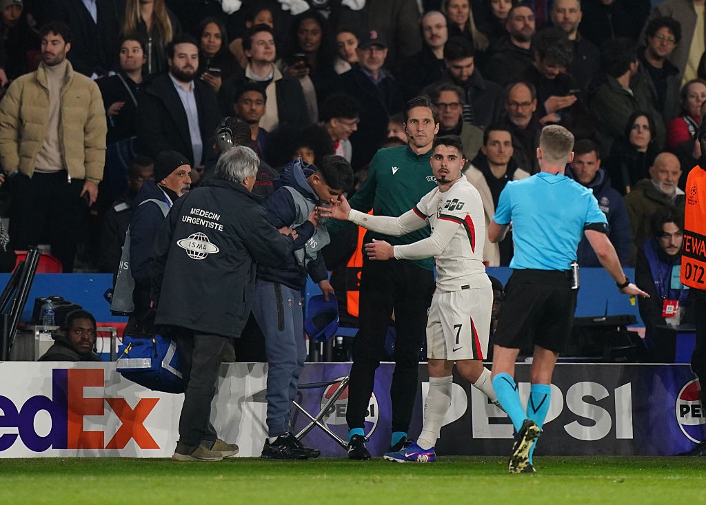 Uefa instaura processo para investigar empurrão de jogador do Chelsea em gandula na Champions