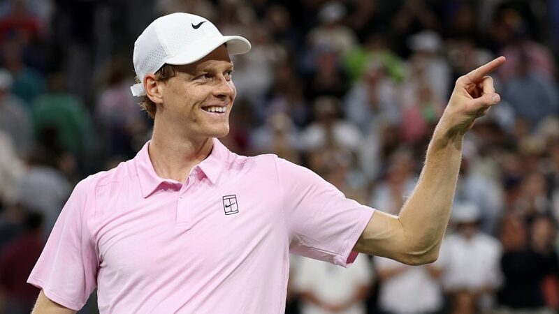 Jannik Sinner faz embaixadinhas na quadra antes de disputar semifinal em Miami; veja vídeo