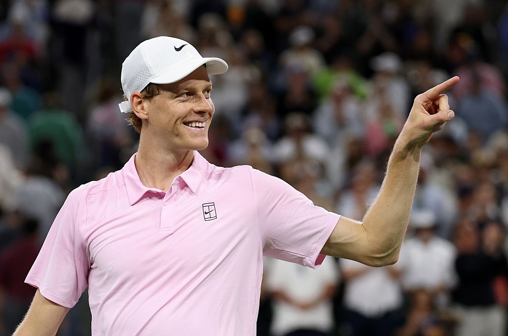 Jannik Sinner faz embaixadinhas na quadra antes de disputar semifinal em Miami; veja vídeo