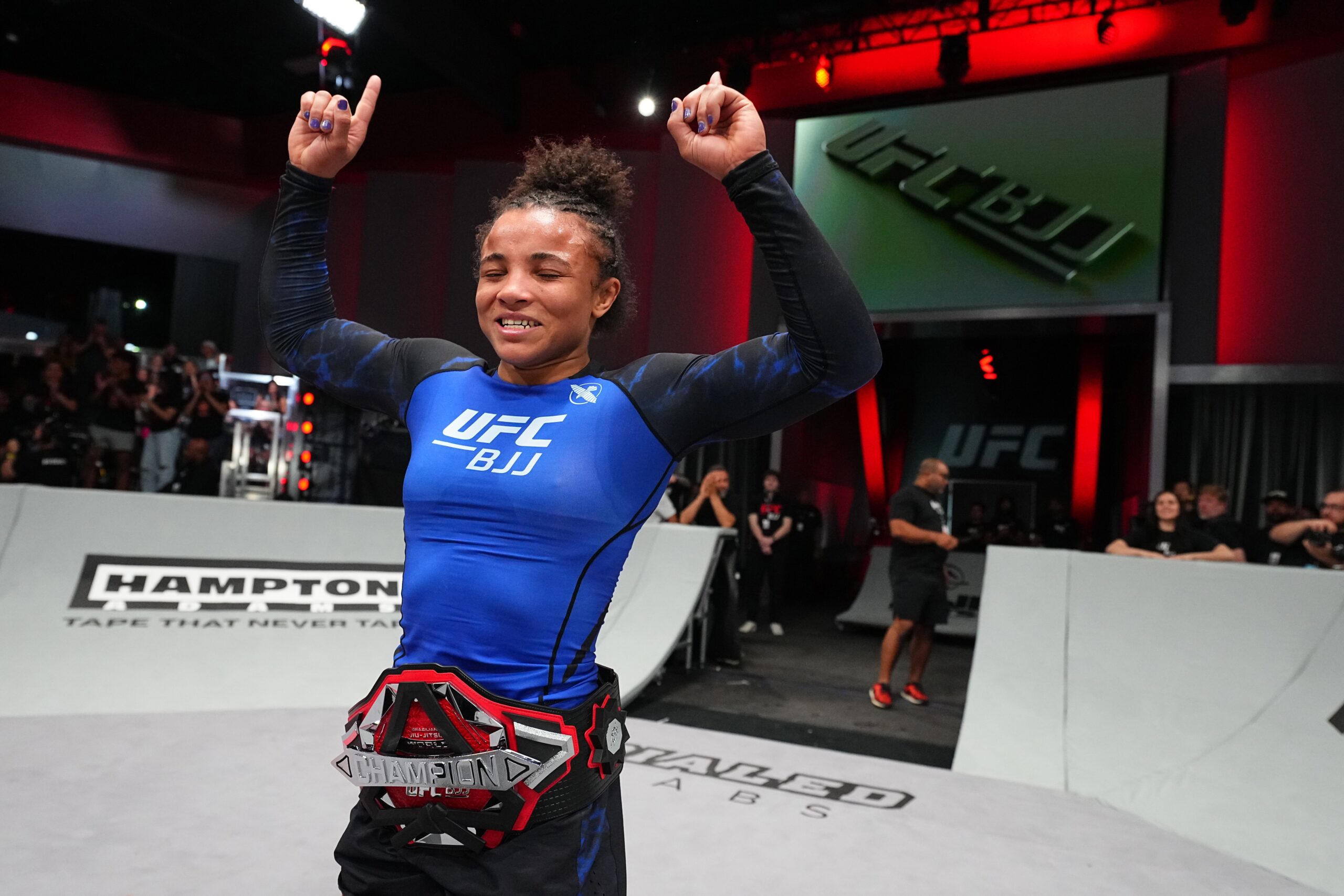 UFC BJJ 6: Cássia Moura vence e conquista cinturão do peso-galo