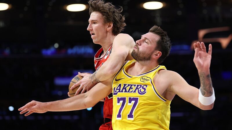 Volta de LeBron e 51 pontos de Doncic marcam vitória dos Lakers sobre os Bulls