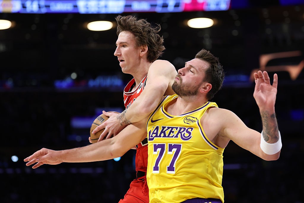 Volta de LeBron e 51 pontos de Doncic marcam vitória dos Lakers sobre os Bulls