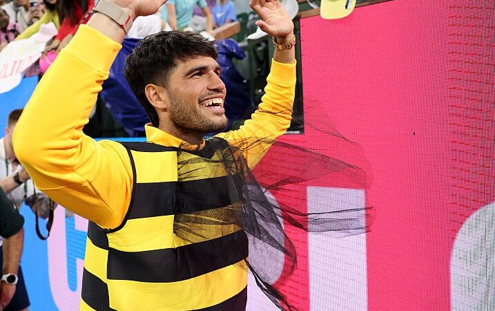 Alcaraz veste fantasia de abelha para comemorar vaga na semi em Indian Wells; entenda