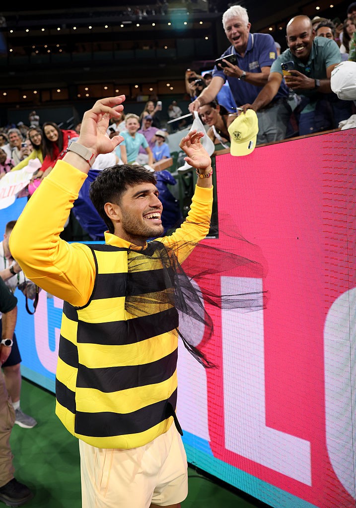 Alcaraz veste fantasia de abelha para comemorar vaga na semi em Indian Wells; entenda