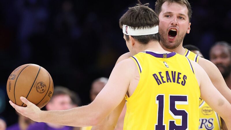 Doncic e Reaves brilham nos segundos finais e Lakers vencem Nuggets na prorrogação